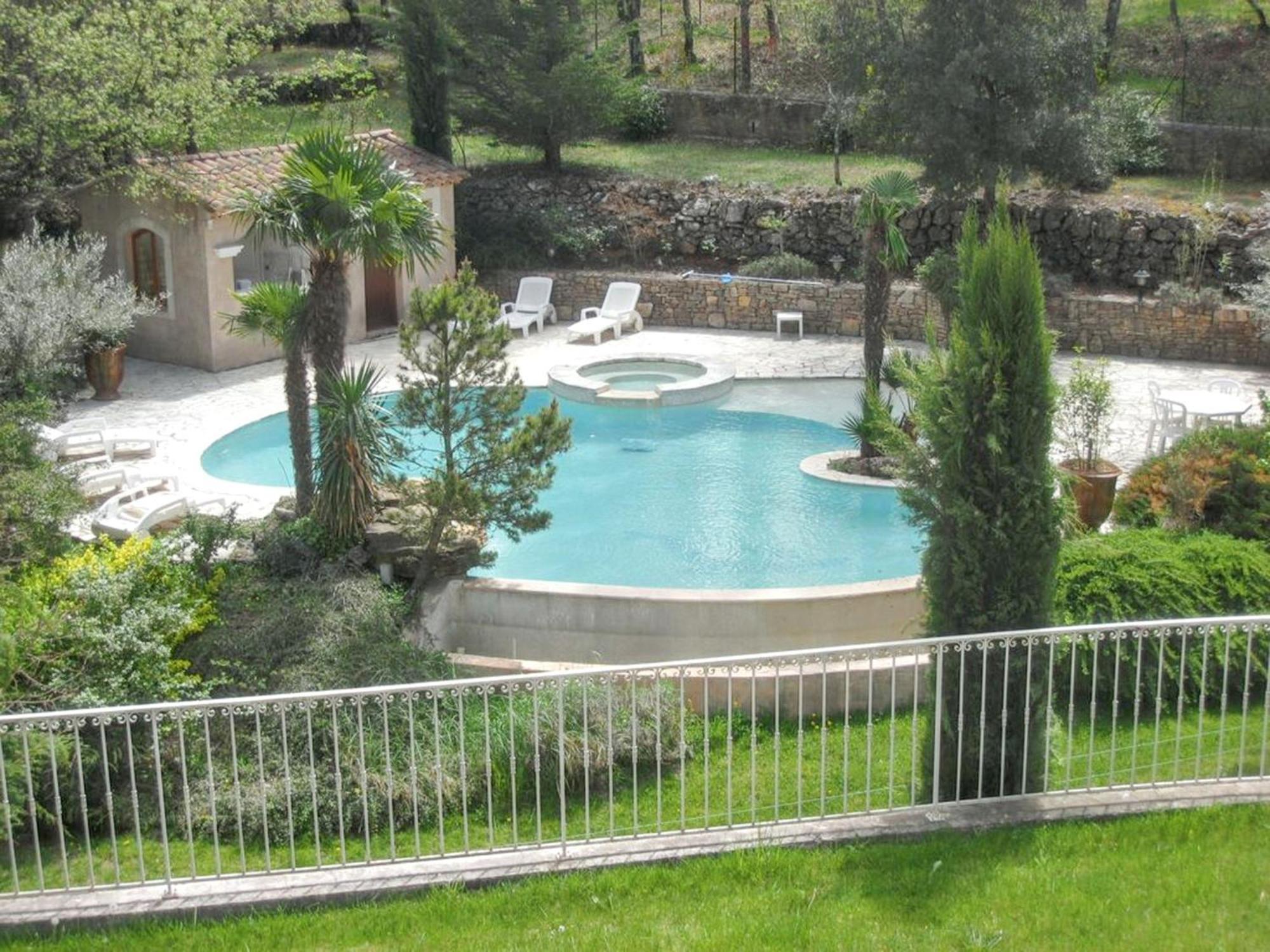 Villa Spacieuse Avec Piscine A Saint Maximin Ngoại thất bức ảnh