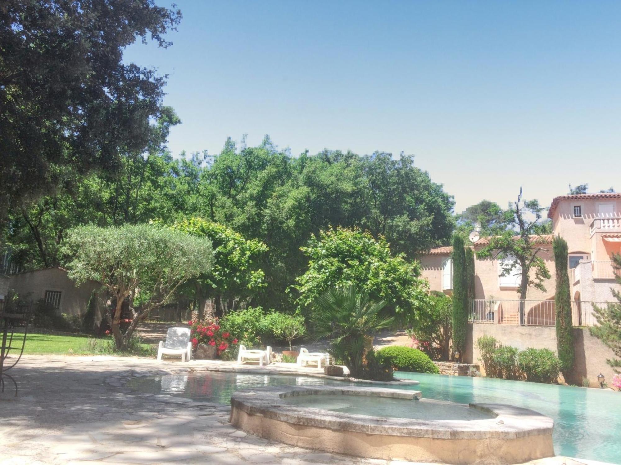 Villa Spacieuse Avec Piscine A Saint Maximin Ngoại thất bức ảnh